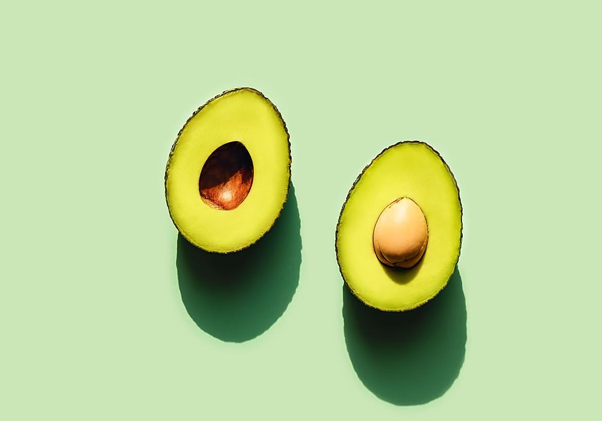 Una pieza de aguacate partida en dos.