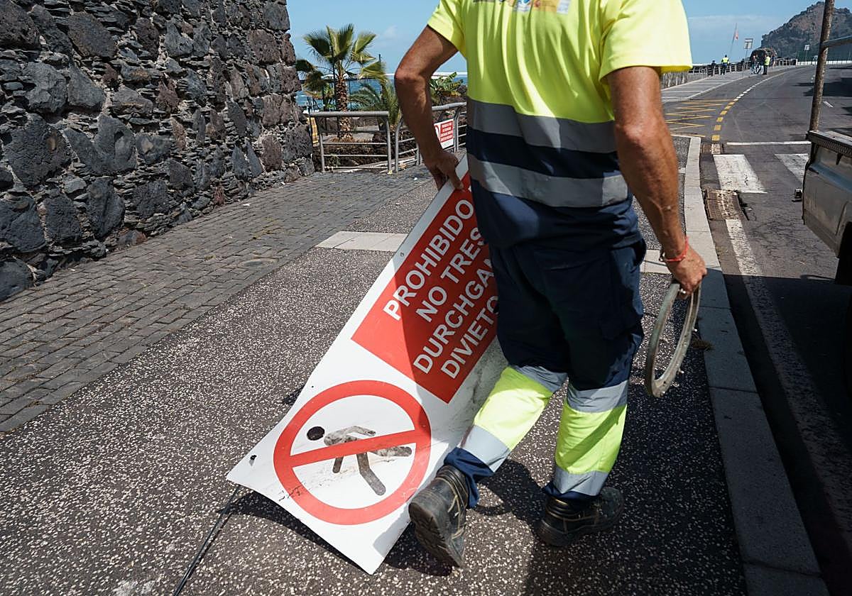 Personal de limpieza al norte de Tenerife.
