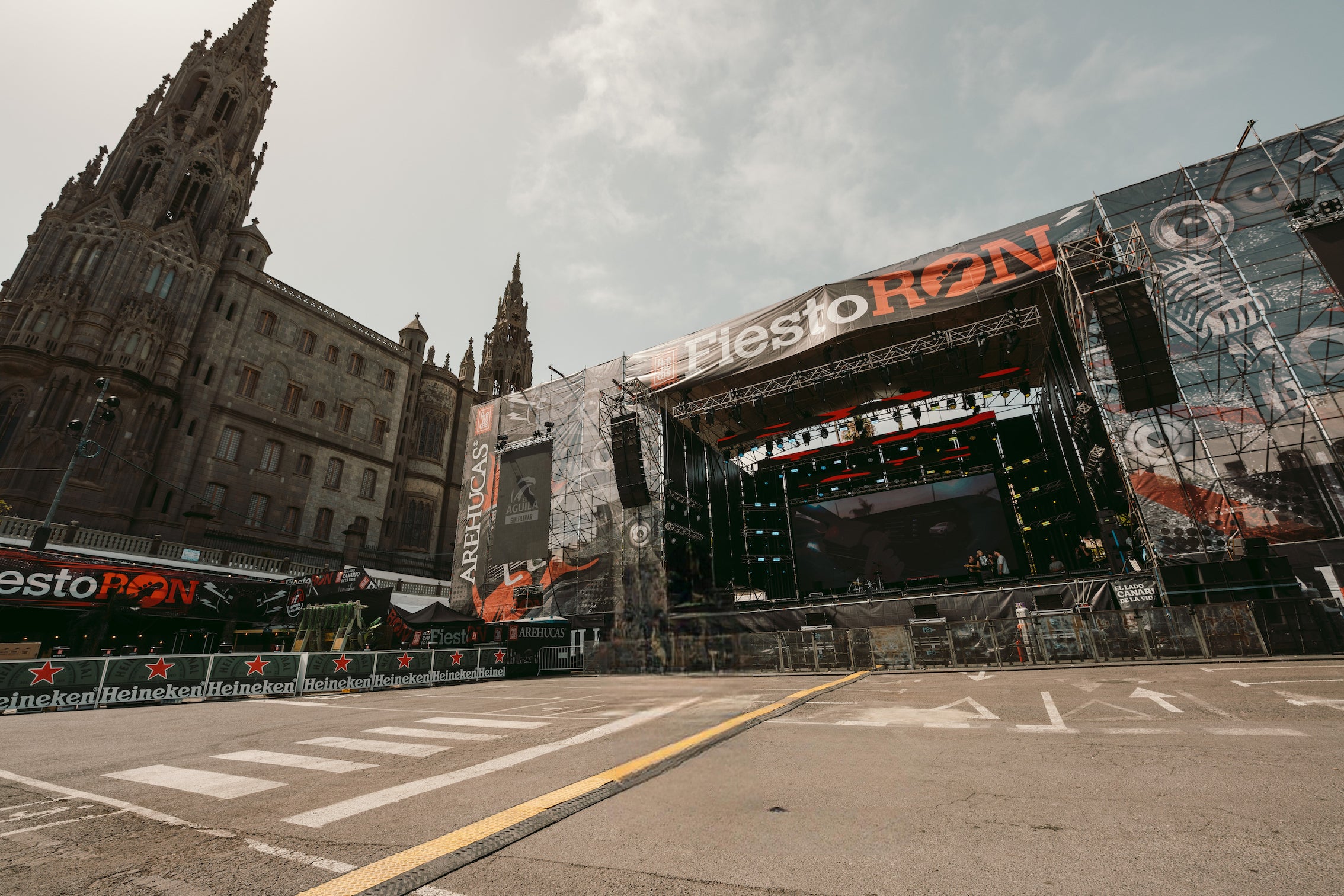 Escenario del FiestoRon 2025.