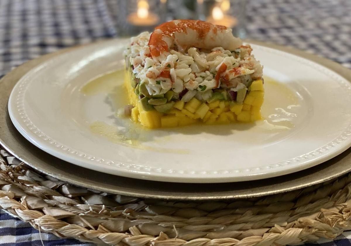 Timbal de gambones, aguacates y mangas.