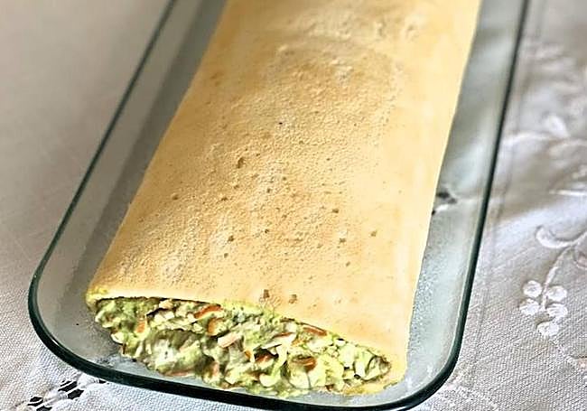 Rollo de aguacate y surimi.