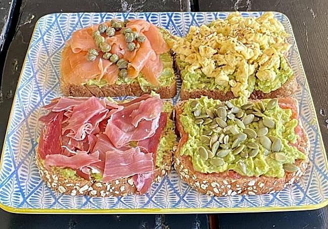 Cuatro tostas con aguacate.
