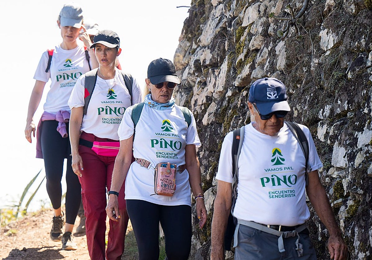 Imagen de senderistas en la primera edición de 'Vamos Pa'l Pino'.