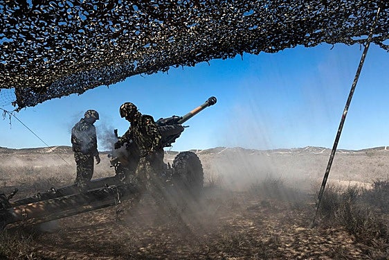 Fotografía de maniobras realizadas por militares del Regimiento de Artillería.