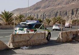 Vehículo de la Guardia Civil en la GC-1.