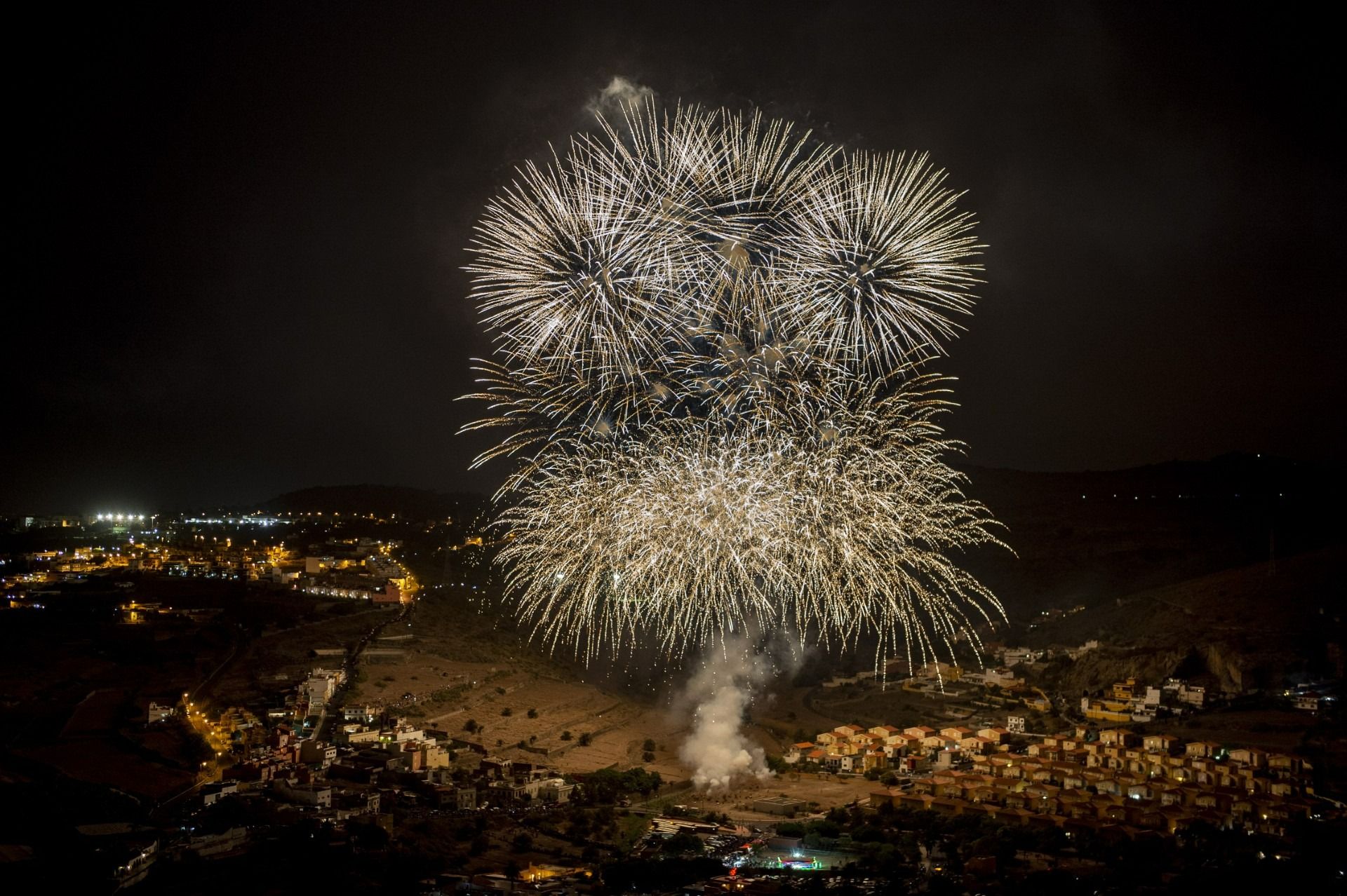 Los fuegos iluminando el cielo de San Lorenzo
