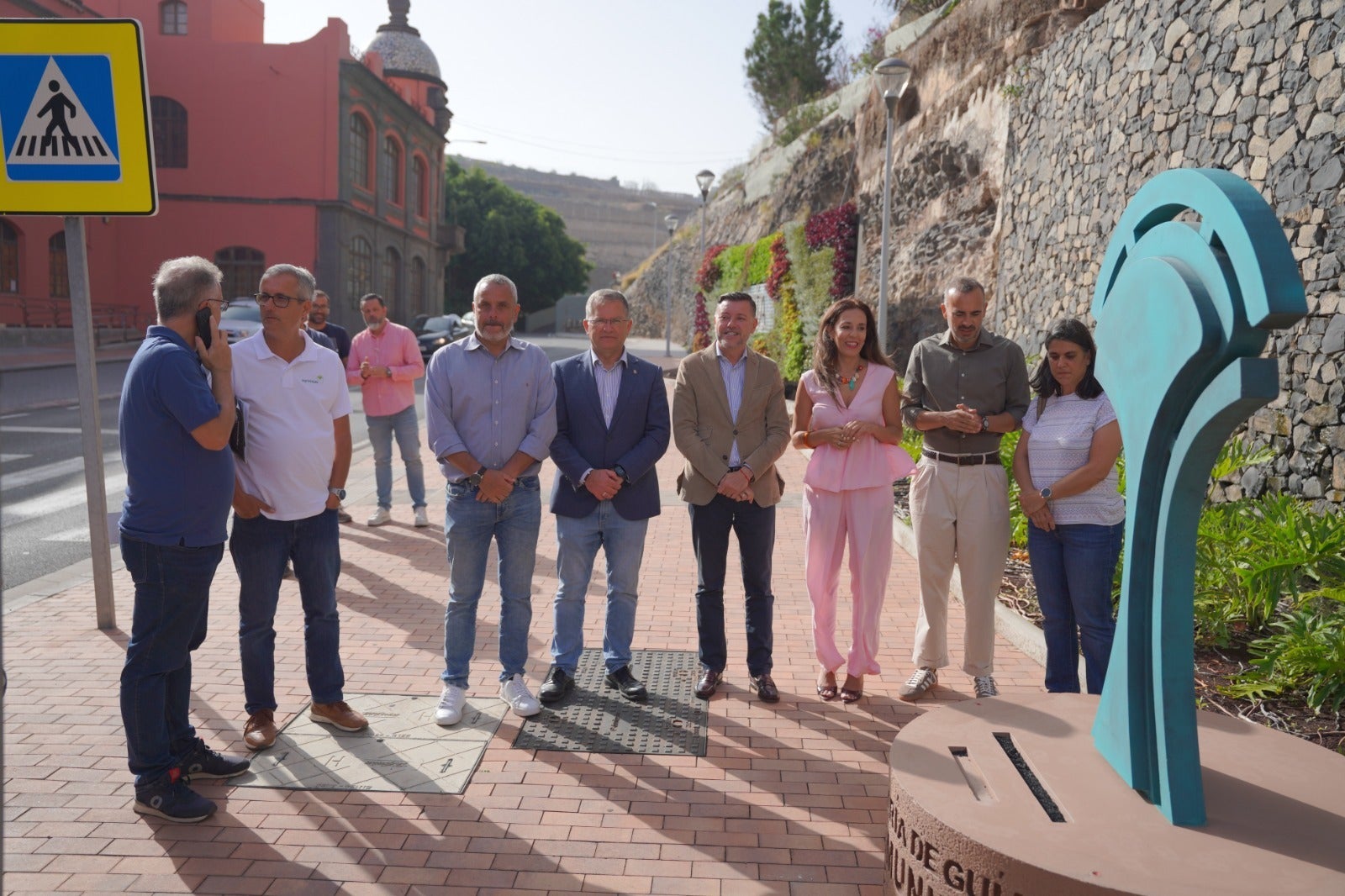 Jéssica de León y Teodoro Sosa junto al resto de alcaldes norteños.