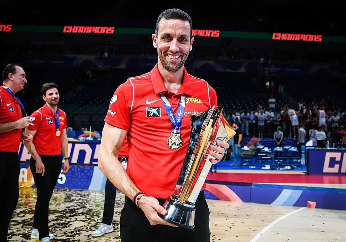 El entrenador grancanario Marco Justo posa con el trofeo de campeón de Europa de la categoría U18.