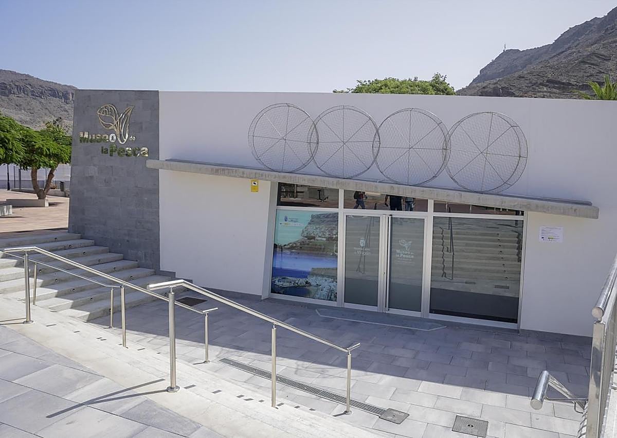 Imagen secundaria 1 - Gafas de realidad virtual, exterior del Museo de Pesca y paneles informativos en el interior.