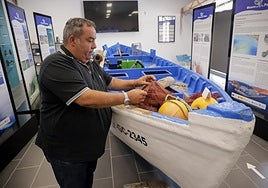 El concejal Víctor Gutiérrez, junto a la falúa 'Mari Rita', la estrella del museo.
