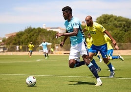 Sory Kaba, ante Fali en el amistoso contra el Cádiz.