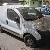 Coche abandonado desde hace meses en la playa de Arinaga, con la ITV caducada.
