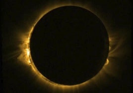 Eclipse total de Sol visto desde el espacio.