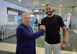 Juan Ruiz recibió este viernes a Osmany Juantorena a su llegada a Gran Canaria.