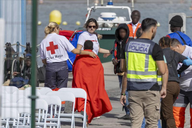 Imagen de archivo de un menor siendo atendido por personal de Cruz Roja.