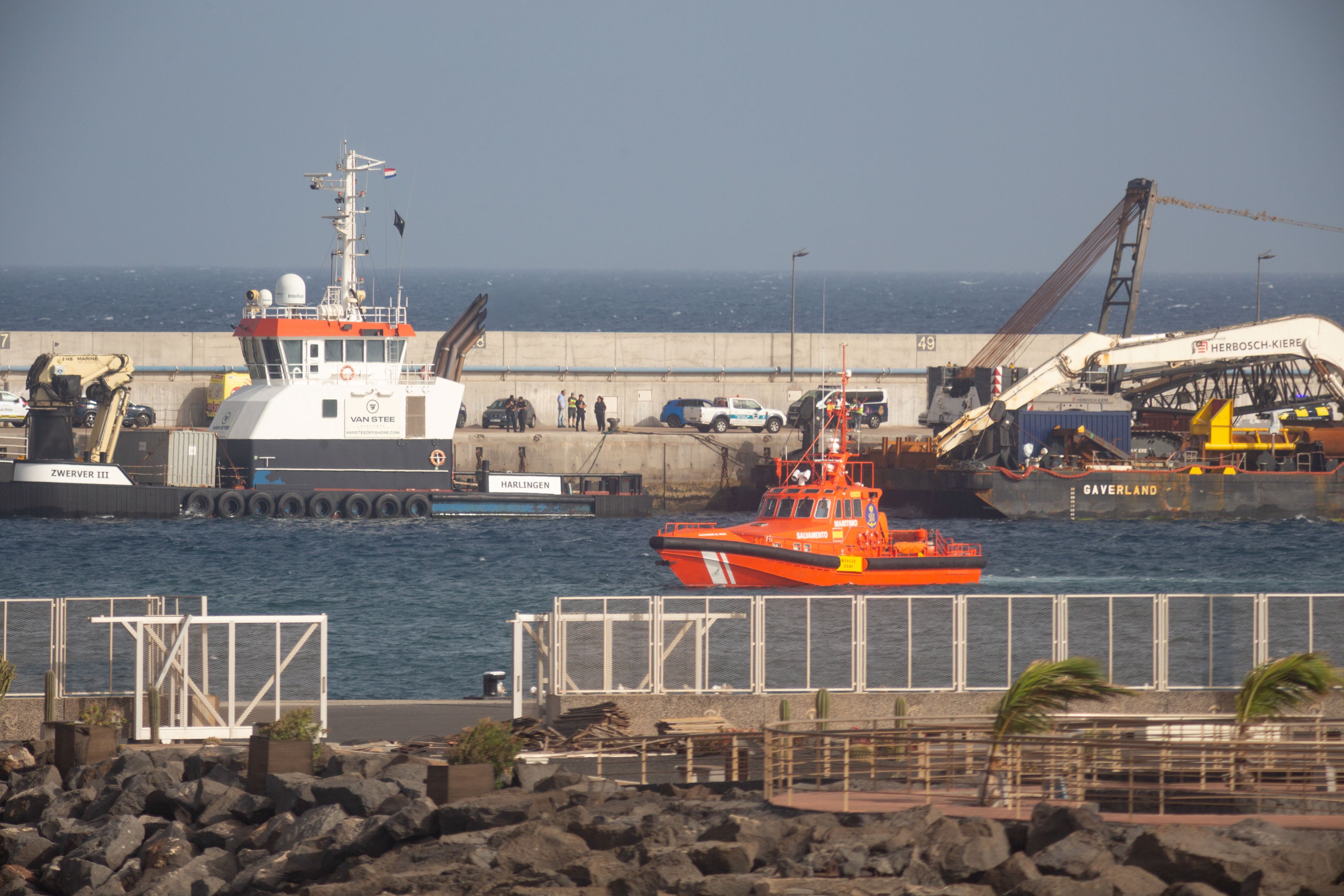 Imagen del remolcador que descubrió a los polizones en la gabarra que transportaba.