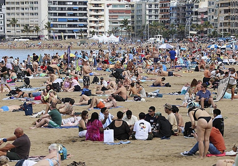 Numerosas personas en la playa de Las Canteras