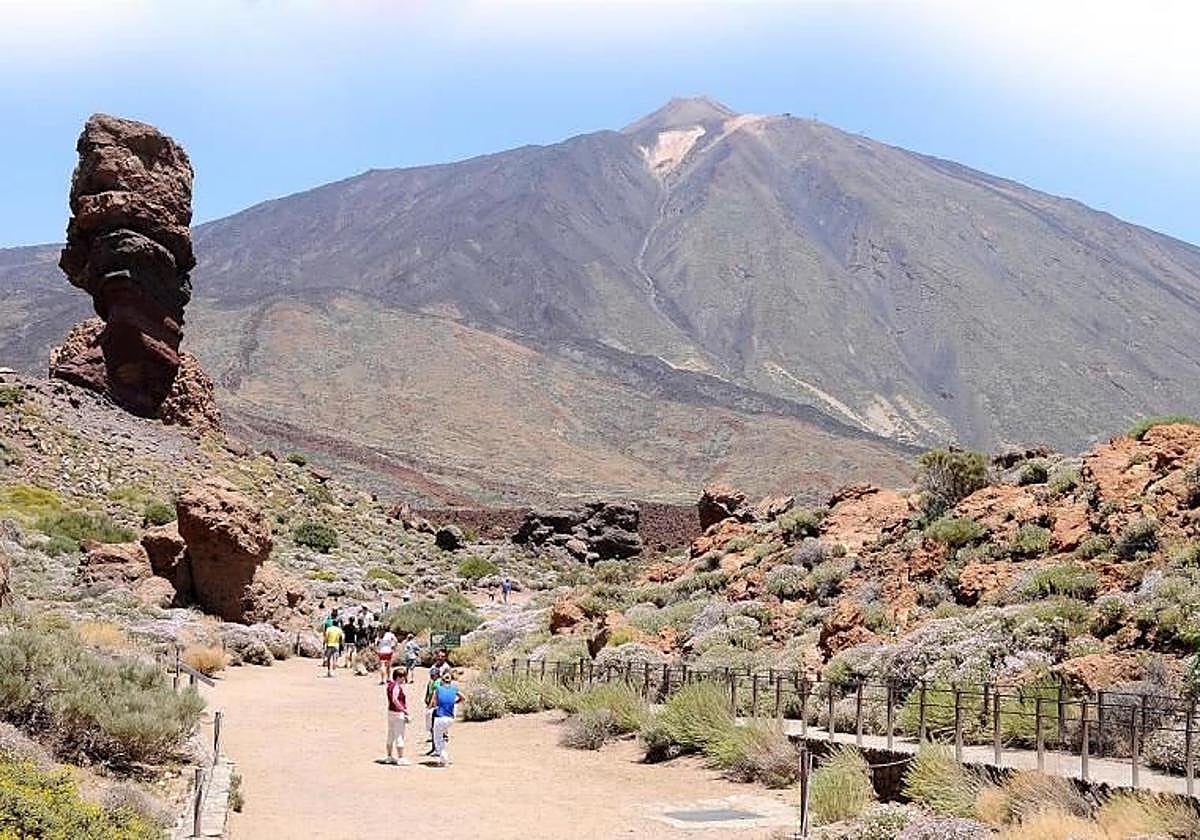 Imagen de archivo de visitantes en las Cañadas del Teide.