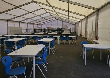 Los 49 polizones aseguran que saltaron a la gabarra en alta mar desde un cayuco que se hundía