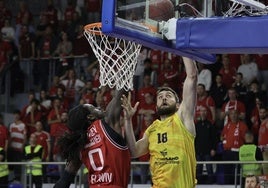 El pívot norteamericano Mike Tobey anota en la final de la EuroCup entre el Granca y el Hapoel israelí.