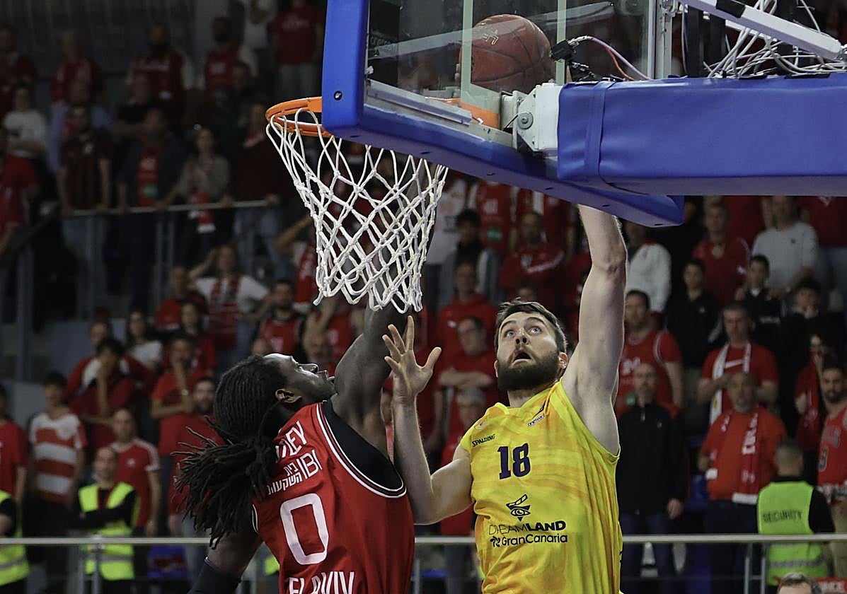 El pívot norteamericano Mike Tobey anota en la final de la EuroCup entre el Granca y el Hapoel israelí.