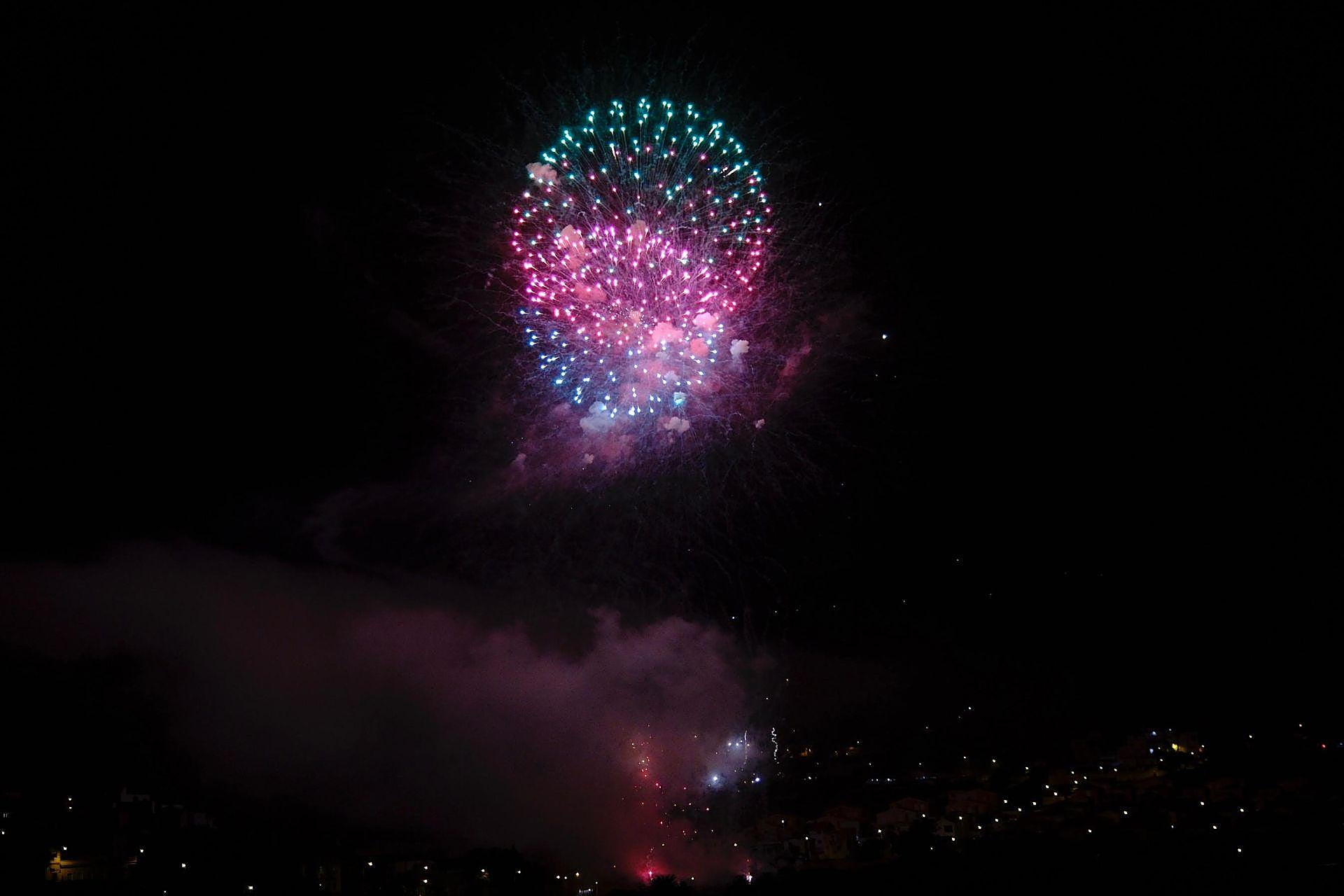 Los fuegos muestran todo su esplendor en San Lorenzo