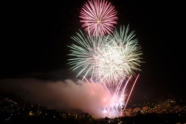 Los fuegos muestran todo su esplendor en San Lorenzo