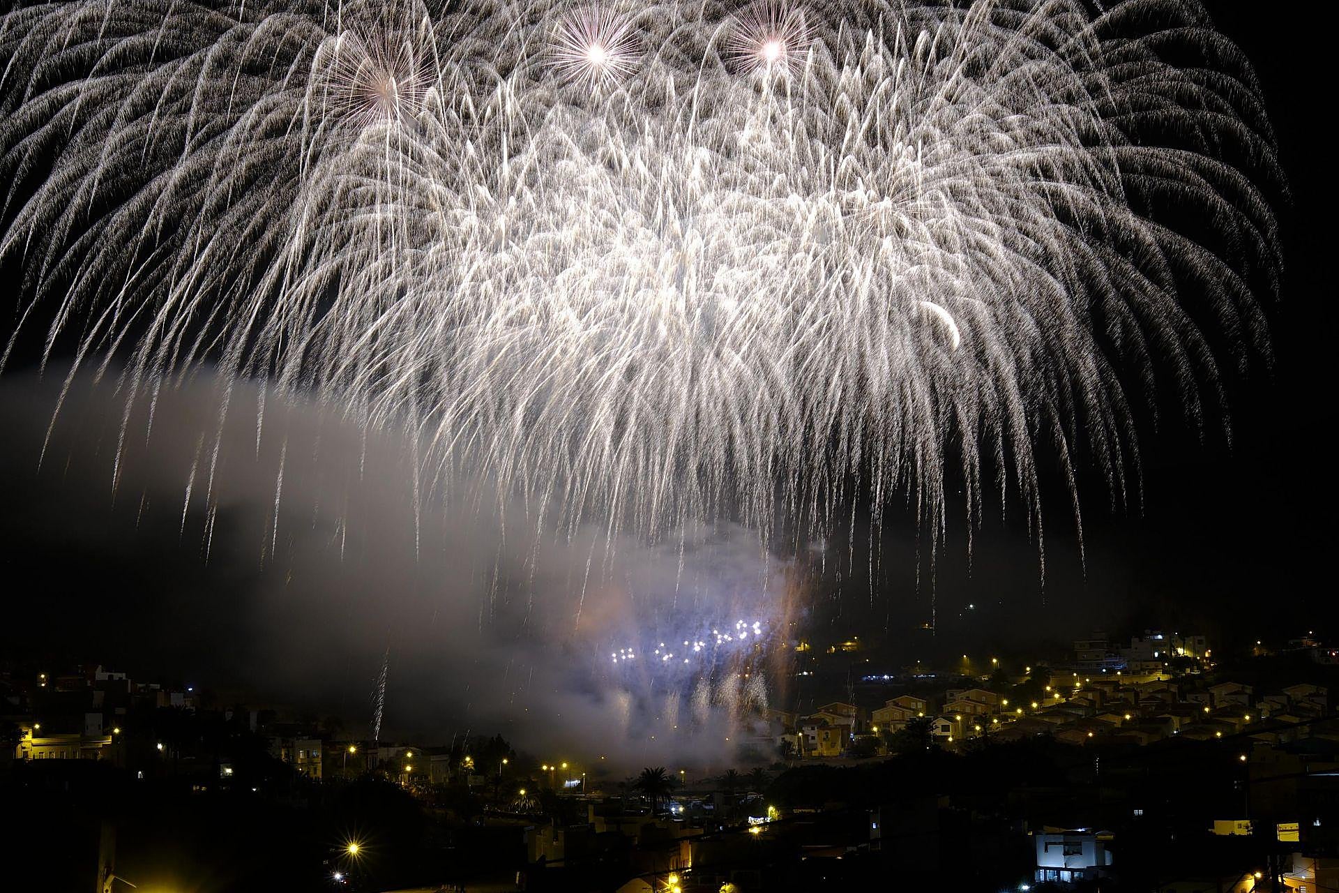 Los fuegos muestran todo su esplendor en San Lorenzo