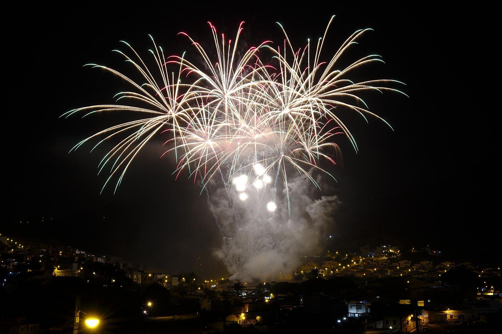 Los fuegos muestran todo su esplendor en San Lorenzo