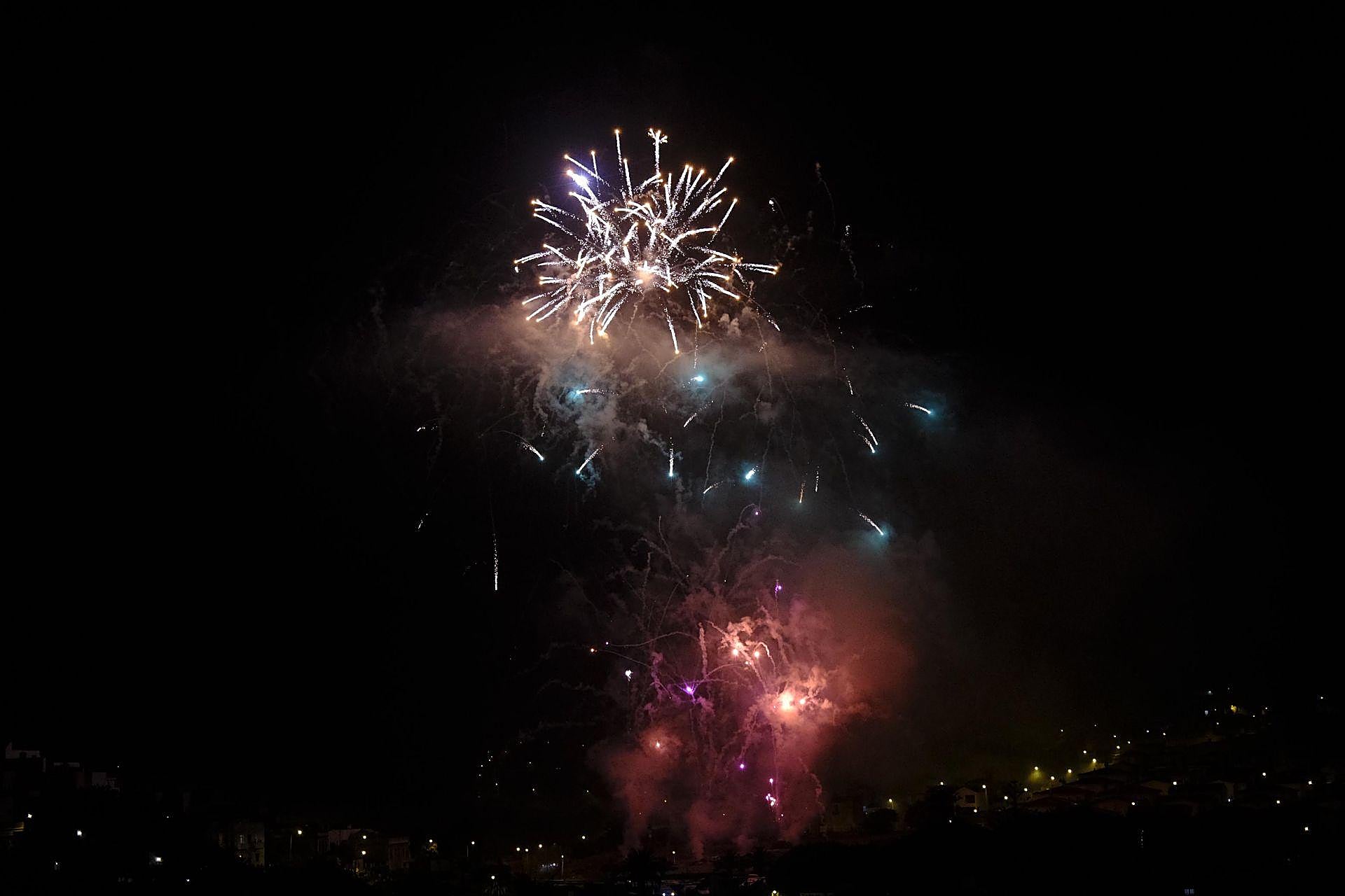 Los fuegos muestran todo su esplendor en San Lorenzo