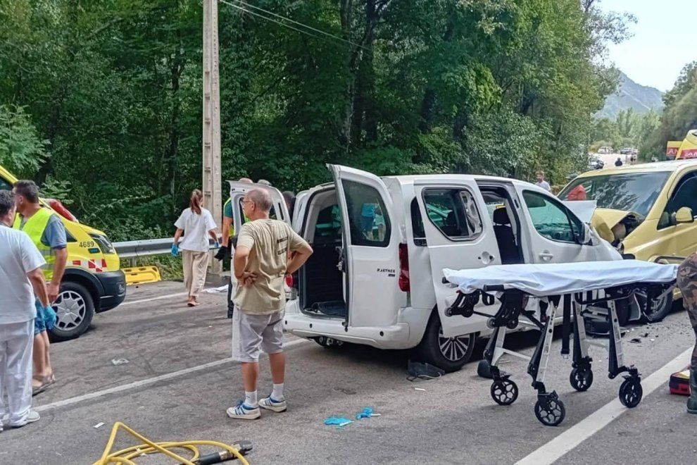 Imagen de los dos vehículos siniestrados en este grave accidente.