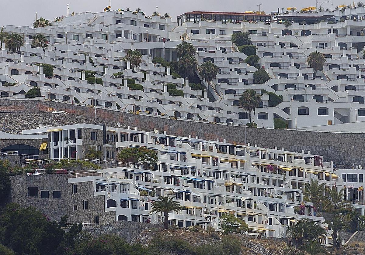 Ambos abogan por compatibilizar el uso turístico y residencia en los complejos en sus alegaciones.