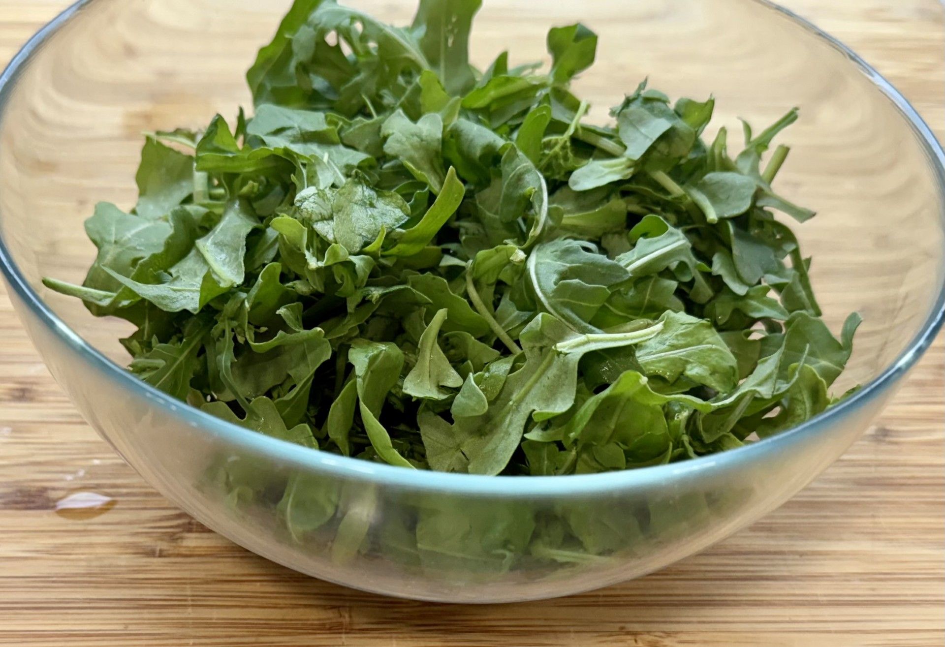 Disponemos la rúcula en una fuente