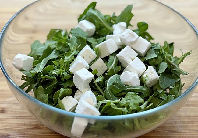 Añadimos el queso feta