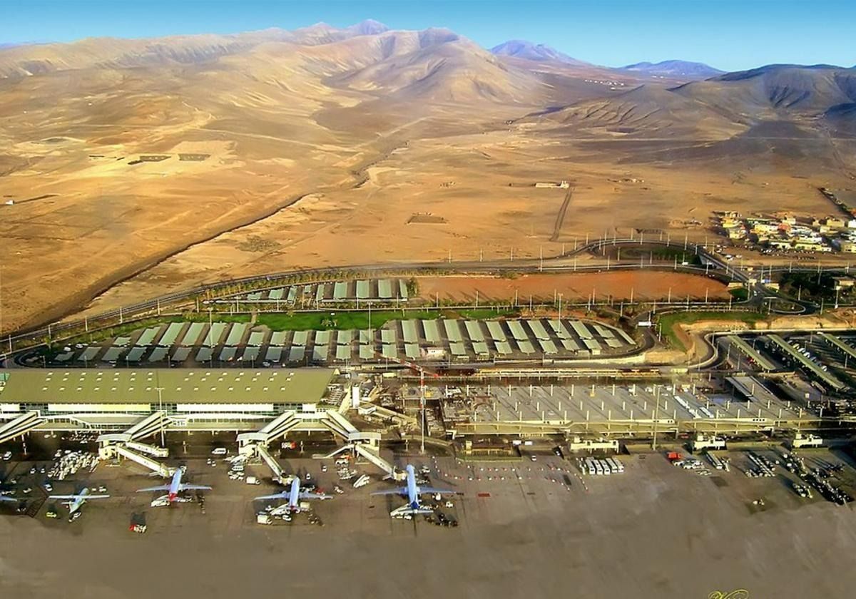 Imagen de archivo del aeropuerto de Fuerteventura, desde el aire.