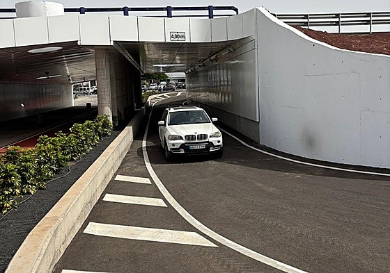 El nuevo vial permite el paso de peatones y de bicicletas, aparta de vehículos.