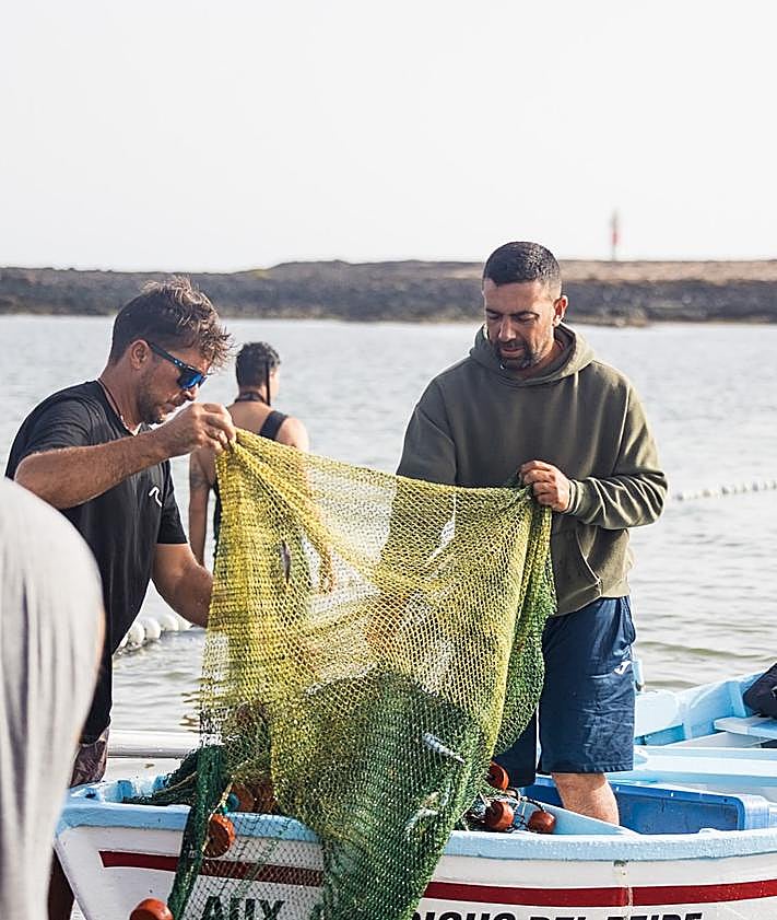 Imagen secundaria 2 - Las mujeres también jalaron del chinchorro, aunque desde tierra.