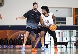 El escolta colombiano del Dreamland Gran Canaria, Braian Angola -derecha-, trabajó con Alfonso Sánchez en The Embassy este verano.