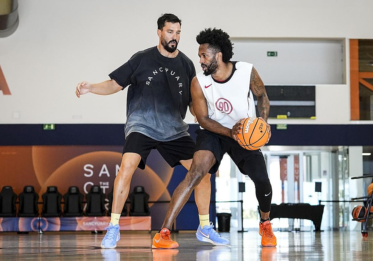 El escolta colombiano del Dreamland Gran Canaria, Braian Angola -derecha-, trabajó con Alfonso Sánchez en The Embassy este verano.