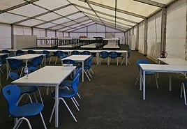 Interior de la carpa en la que se reubicó a los 49 polizones que viajaban en la gabarra que iba arrastrada por el remolcador holandés 'Zwerver 3'.