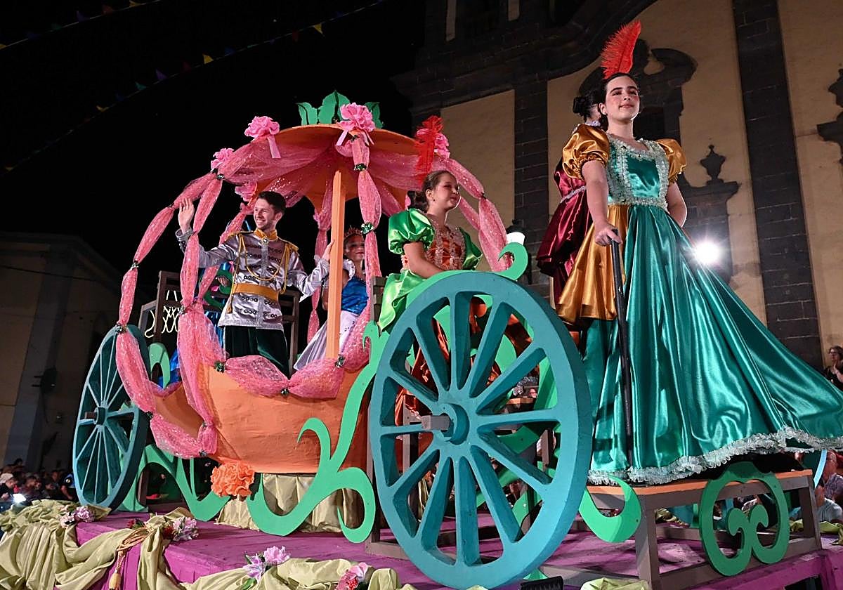 Desfile de Carrozas de Guía en años anteriores.