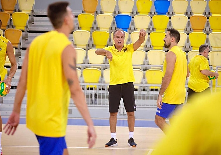 Camarero, dando instrucciones a sus hombres durante la sesión de este lunes.