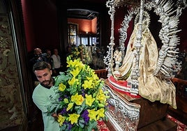 Kirian realizando la ofrenda a la Virgen del Pino en 2024.