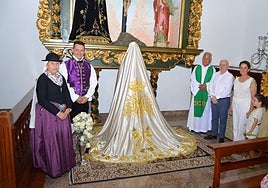 Representantes de la agrupación durante el acto de entrega del nuevo manto.
