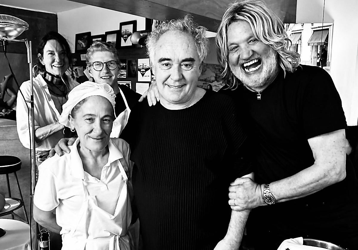 Ferrán Adriá en el centro de la imagen, Atilio a la derecha