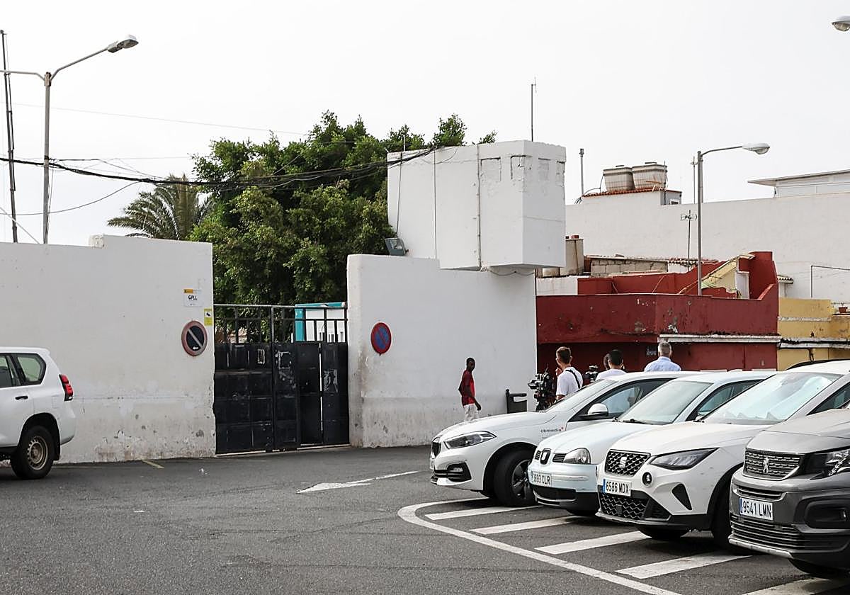 En la mañana de este lunes salieron del recurso Canarias 50, en La Isleta, los primeros 10 chicos solicitantes de asilo.