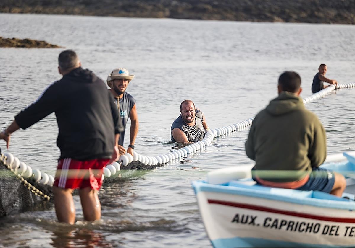 Vecinos y marineros tiraron el sábado del chinchorro en El Río, cerca del faro de El Tostón, en El Cotillo.