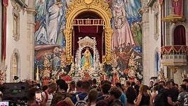 Cientos de fieles acuden caminando a Candelaria para rendir honores a La Virgen.
