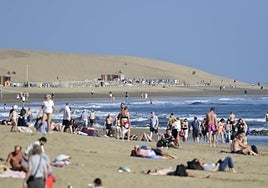 Turistas en la playa de Maspalomas.