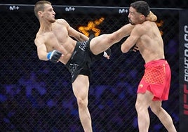 Adrián Naranjo, a la derecha y con calzón rojo, durante su pelea ante Amaev.